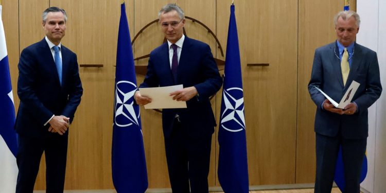 ΝΑΤΟ: Η Σουηδία και η Φινλανδία κατέθεσαν επισήμως αίτημα για την ένταξή τους στη Συμμαχία