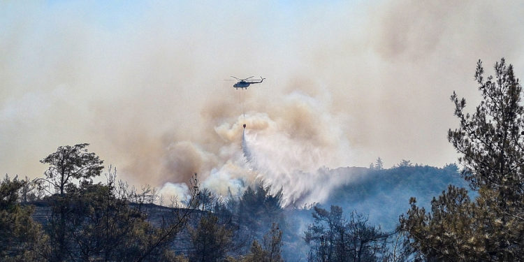 Τουρκία: Μαίνεται η πυρκαγιά κοντά στην Μαρμαρίδα – Μάχη με τις φλόγες πριν ενισχυθούν οι άνεμοι