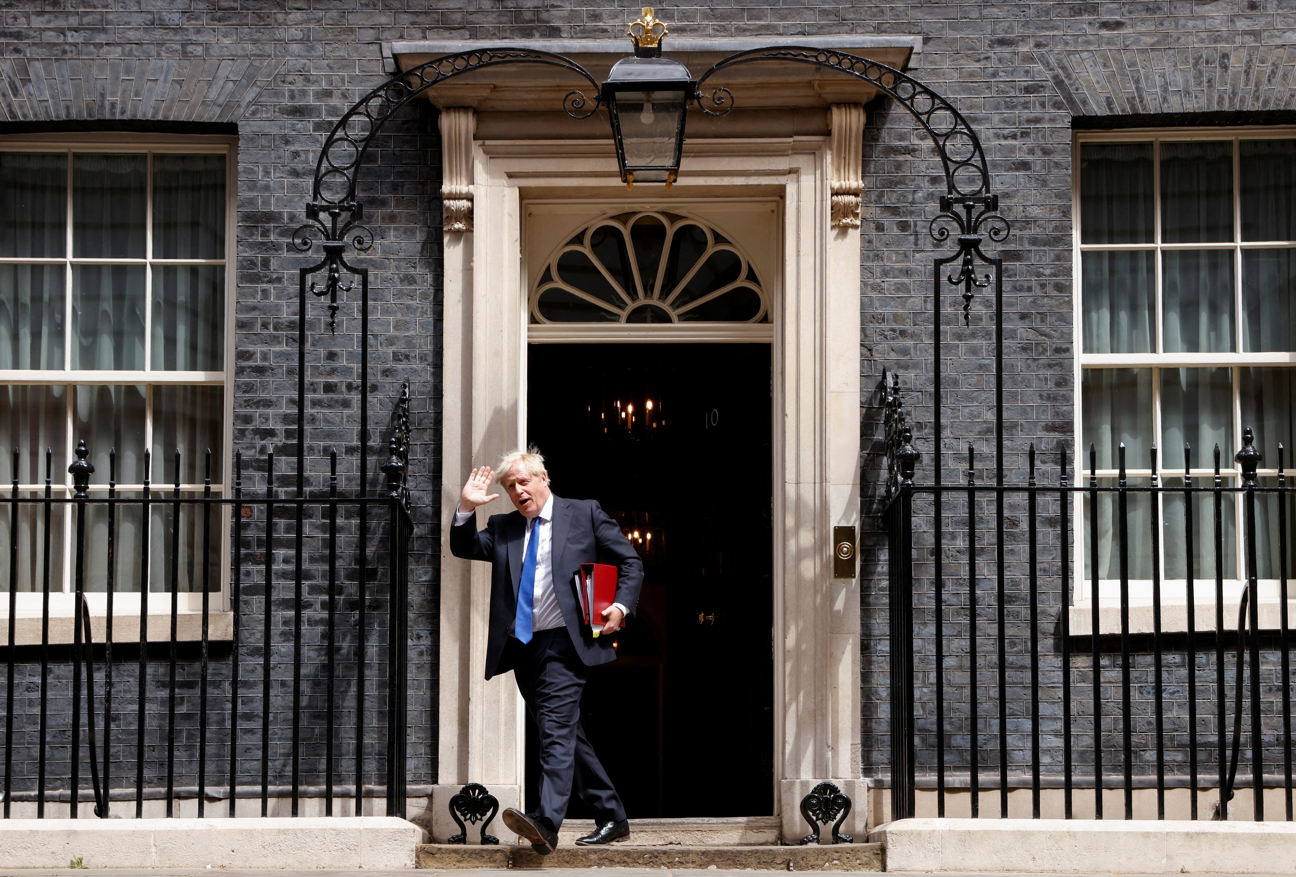 Премьеры в лондоне. Премьер-министр Великобритании на Даунинг стрит. Даунинг стрит 10. Резиденция на Даунинг стрит 10 в Лондоне. Резиденция премьер-министра Великобритании.