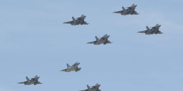 Ελληνικά Rafale πέταξαν πάνω από το Παρίσι για την Ημέρα της Βαστίλης [pics,vid]