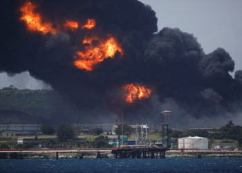Κούβα: Τεράστια πυρκαγιά από κεραυνό σε δεξαμενή πετρελαίου – Δεκάδες αγνοούμενοι και τραυματίες [pics, vid]