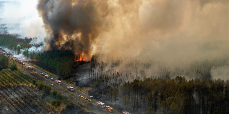 Γαλλία: Ευρωπαϊκή «πανστρατιά» για να περιοριστούν οι πυρκαγιές [pics, vid]