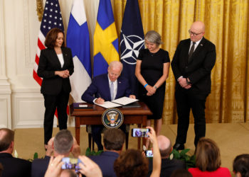 Μπάιντεν: Επικύρωσε την έγκριση της εισδοχής Σουηδίας και Φινλανδίας στο ΝΑΤΟ