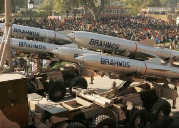 BrahMos: Ξεκινούν σύντομα οι δοκιμές του υπερηχητικού πυραύλου με εκτεταμένη εμβέλεια