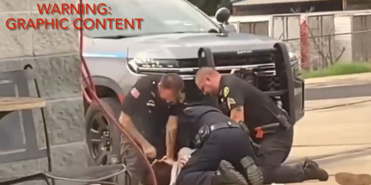 ΗΠΑ: Ασύλληπτη βία – 3 αστυνομικοί δέρνουν με αγριότητα ακινητοποιημένο άνδρα – Σκληρές εικόνες [vid]
