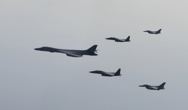 B-1B Lancer: Το στρατηγικό βομβαρδιστικό των ΗΠΑ συμμετέχει σε γυμνάσια στη Νότια Κορέα