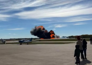 Ντάλας: Έξι νεκροί από σύγκρουση δύο στρατιωτικών αεροσκαφών του Β’ Παγκοσμίου σε αεροπορική επίδειξη [vid]