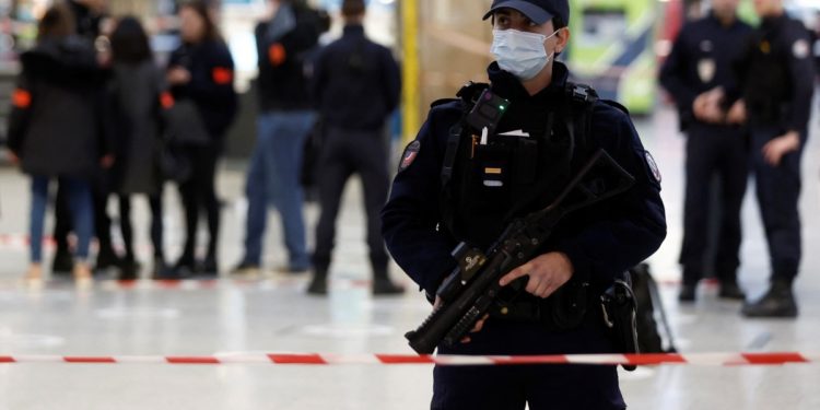 Παρίσι: Νεαρός τραυμάτισε 6 με μαχαίρι στον σταθμό Gare du Nord – «Εξουδετερώθηκε» από αστυνομικούς [vid]
