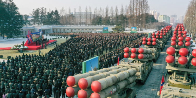 Κιμ Γιονγκ Ουν: Παρήγγειλε νέους ICBM με στόχο την «ταχεία αντεπίθεση με πυρηνικά όπλα»