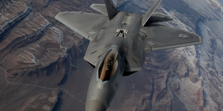 F-22: Η USAF απέκλεισε τα stealth μαχητικά από το νέο σύστημα διαχείρισης μάχης – Τι σημαίνει αυτό