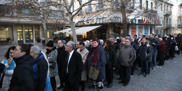 Κηδεία τέως βασιλιά Κωνσταντίνου: Συνεχίζεται η προσέλευση του κόσμου στη Μητρόπολη