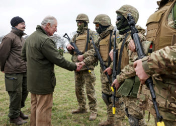 Βασιλιάς Κάρολος: Επισκέφθηκε τα ουκρανικά στρατεύματα που εκπαιδεύονται στη Βρετανία [pics,vid]