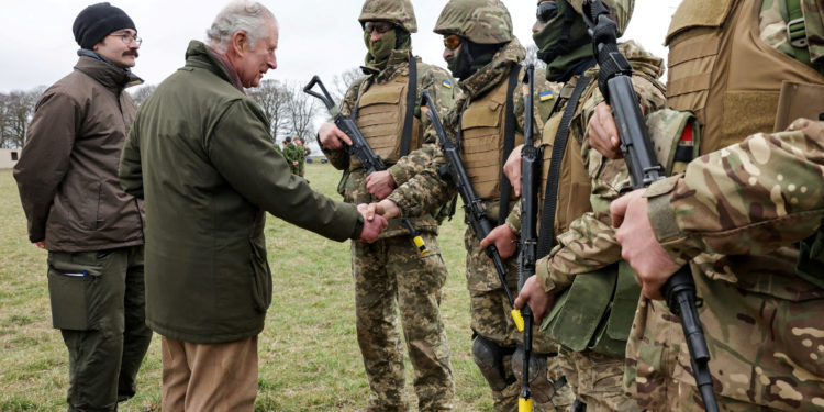 Βασιλιάς Κάρολος: Επισκέφθηκε τα ουκρανικά στρατεύματα που εκπαιδεύονται στη Βρετανία [pics,vid]