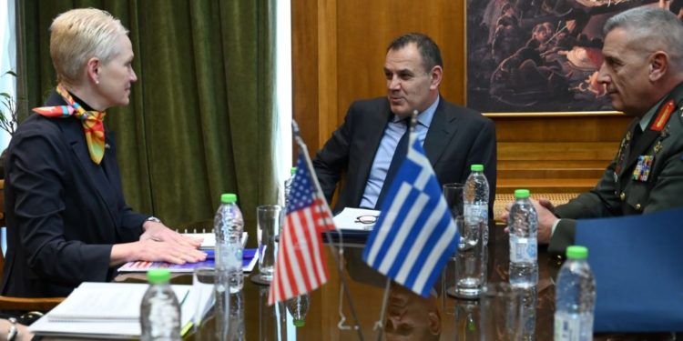 ΥΕΘΑ: Συνάντηση με την Αμερικανίδα υφυπουργό Άμυνας – Στο επίκεντρο η απόκτηση νέων εξοπλισμών