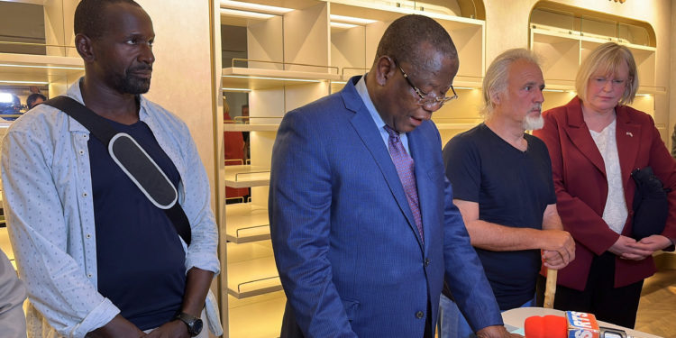 Ελεύθεροι αφέθηκαν Γάλλος δημοσιογράφος στο Μαλί και Αμερικανός εργαζόμενος σε ΜΚΟ στο Νίγηρα – Είχαν απαχθεί πριν χρόνια [vid]