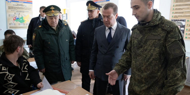 Μεντβέντεφ: «Τερατώδεις» οι συνέπειες του εντάλματος σύλληψης του Πούτιν