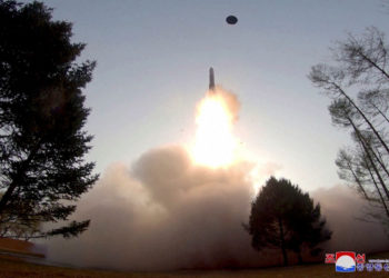 Βόρεια Κορέα: Εκτόξευσε διηπειρωτικό βαλλιστικό πύραυλο στερεού καυσίμου – Η αντίδραση του Κιμ Γιόνγκ Ουν [pics]