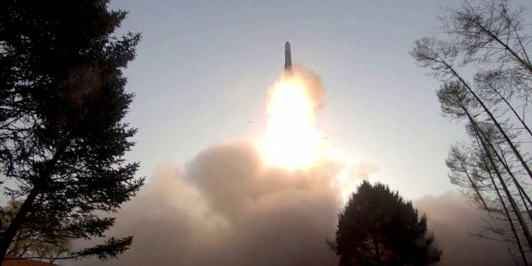 Βόρεια Κορέα: Εκτόξευσε διηπειρωτικό βαλλιστικό πύραυλο στερεού καυσίμου – Η αντίδραση του Κιμ Γιόνγκ Ουν [pics]