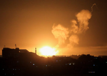 Ισραήλ: Σφυροκοπά τη Λωρίδα της Γάζας – Ήχησαν σειρήνες σε πόλεις γύρω από τον παλαιστινιακό θύλακα [vid]