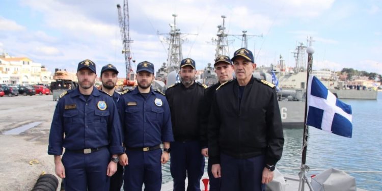 Α/ΓΕΝ: Ο Αντιναύαρχος Δρυμούσης συνομίλησε με πληρώματα πλοίων στη Λέσβο [pics]