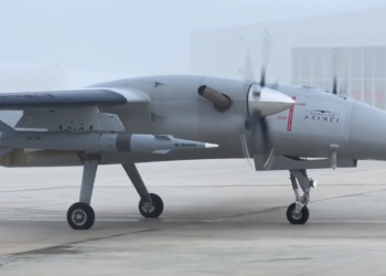 Akinci: To τουρκικό drone εκτόξευσε πύραυλο IHA-230 στα 140 χιλιόμετρα [vid]