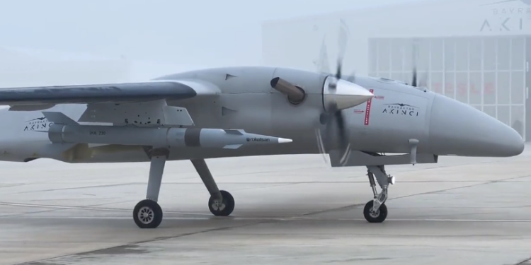 Akinci: To τουρκικό drone εκτόξευσε πύραυλο IHA-230 στα 140 χιλιόμετρα [vid]