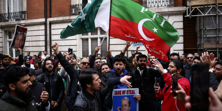 Πακιστάν: Προφυλακίστηκε ο πρώην πρωθυπουργός Χαν – Στους δρόμους ο στρατός λόγω των βίαιων διαδηλώσεων