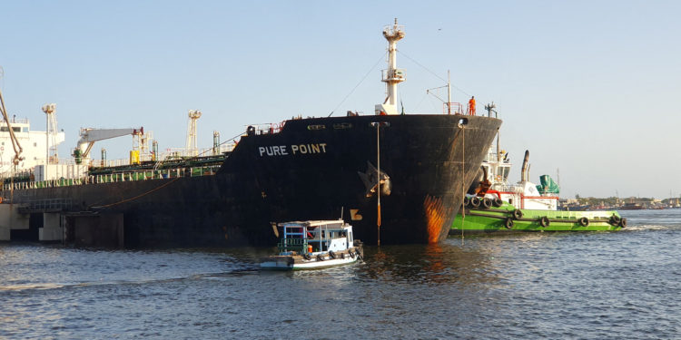 Πακιστάν: Το Ισλαμαμπάντ πλήρωσε φορτίο αργού πετρελαίου από τη Ρωσία σε κινεζικό νόμισμα