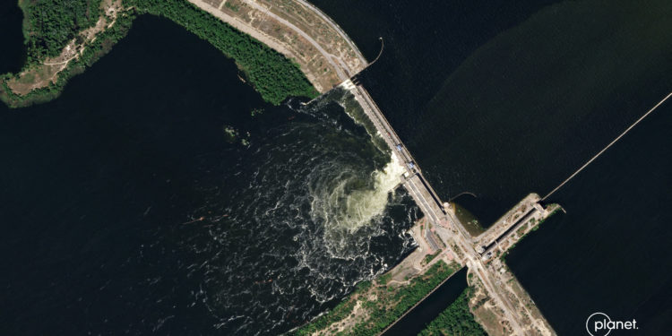 Νόβα Καχόβκα: Η Ουκρανία απομακρύνει χιλιάδες αμάχους από περιοχές γύρω από το φράγμα που πλημμυρίζουν