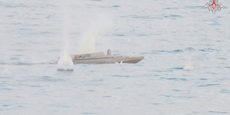 Ρωσία: Ανακοίνωσε ότι απέκρουσε ουκρανική επίθεση σε ρωσικό πλοίο στη Μαύρη Θάλασσα [vid]