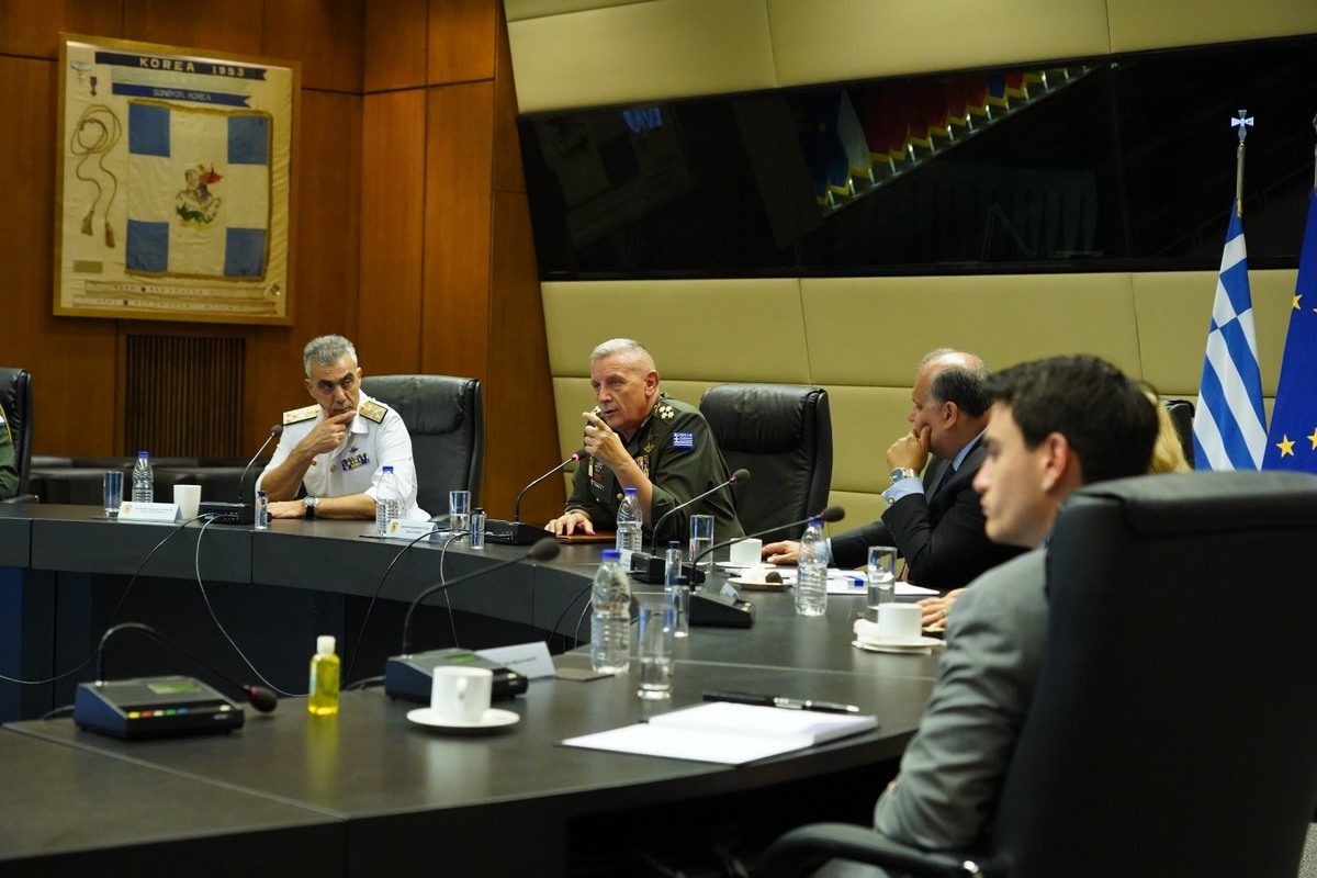 Επίσκεψη του @TheAHIinDC στο #ΓΕΕΘΑΣημαντικός ο ρόλος του #AHI στην εκπαίδευση Ελληνοαμερικανών σπουδαστών και στα Διεθνή θέματα όπως και στις σύγχρονες προκλήσεις ασφαλείαςΣυγχαρητήρια στον Πρόεδρο κ. @NLarigakis για το έργο του! 🇬🇷🇺🇸 Same Values-Same Interests pic.twitter.com/tCZIH5ctpv— GEN Konstantinos Floros (@ChiefHNDGS) June 26, 2023