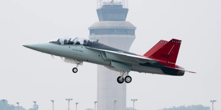 T-7A: Πέταξε για πρώτη φορά το «κόκκινο γεράκι» της USAF – Ορόσημο για το νέο εκπαιδευτικό αεροσκάφος [vid]