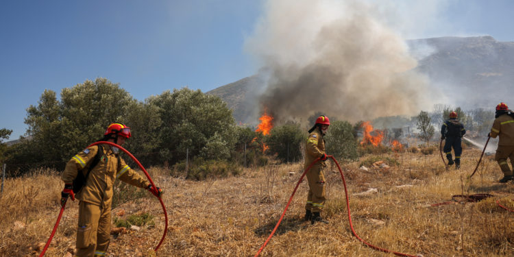 Φωτιά: Μαίνονται τα μέτωπα σε Αττική, Λουτράκι και Βοιωτία – Όλες οι δυνάμεις θα παραμείνουν στα πεδία