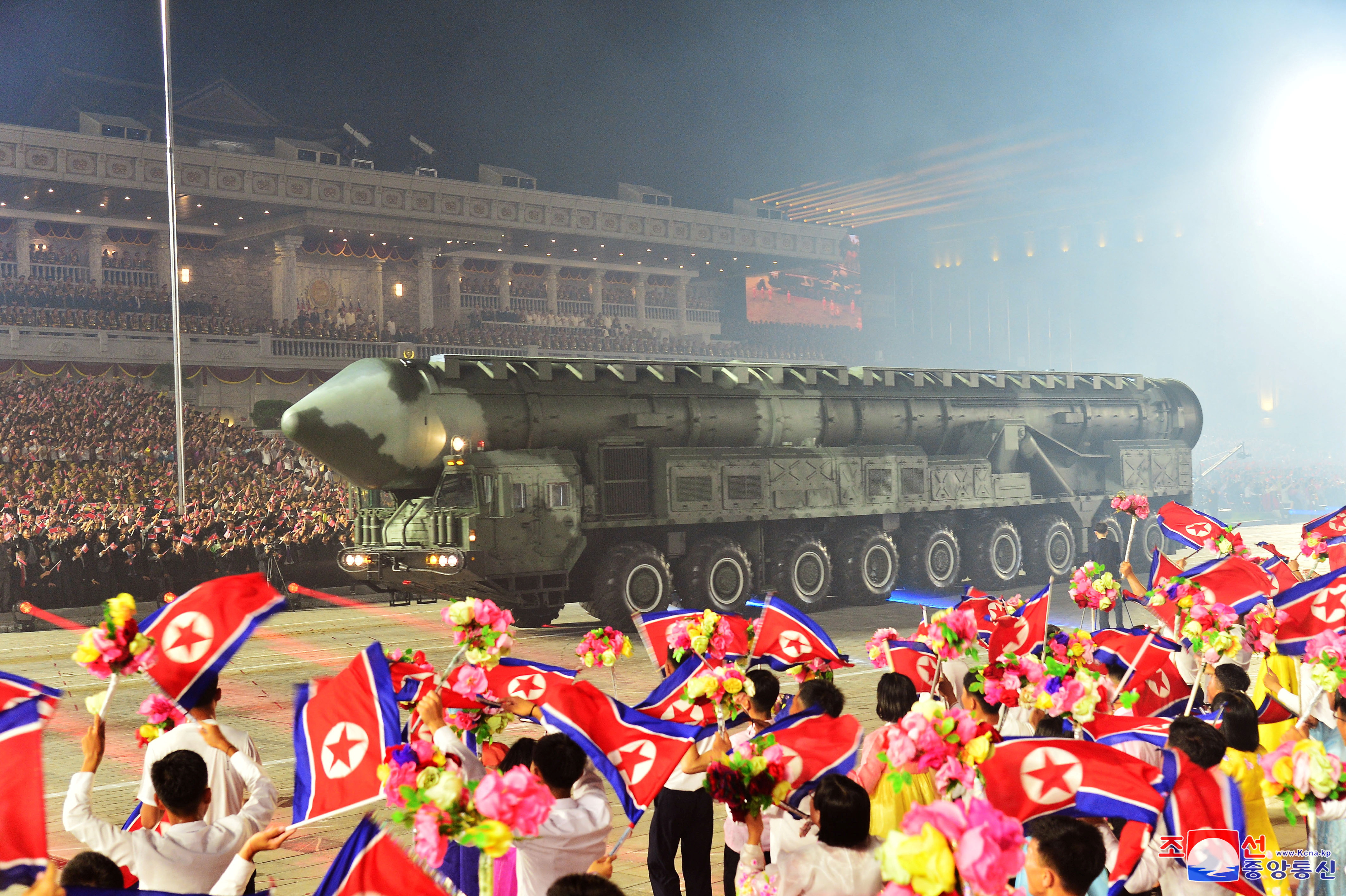 Κιμ Γιονγκ Ουν - παρέλαση