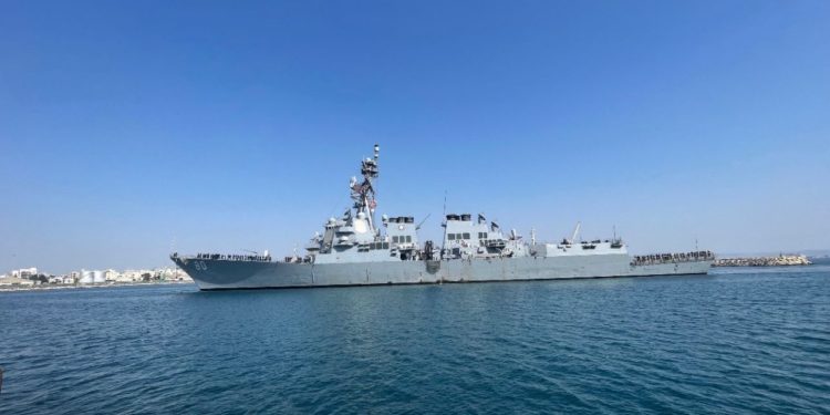 USS Roosevelt: Το αμερικανικό αντιτορπιλικό κατέπλευσε στη Λάρνα [pics]