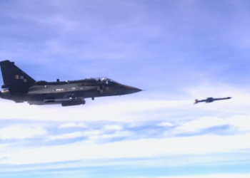 IAF: «Χαμόγελα» στην Ινδία μετά την επιτυχημένη εκτόξευση πυραύλου Astra Mk.1 από μαχητικό Tejas [pic]