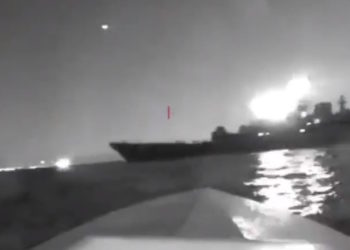 Νοβοροσίσκ: Η στιγμή που ουκρανικό USV πλήττει το ρωσικό αποβατικό Olenegorsky Gornyak [vid]