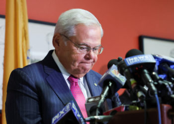 Ρόμπερτ Μενέντεζ: Οι πρώτες δηλώσεις μετά τη δίωξη για δωροδοκία – «Δεν σκοπεύω να παραιτηθώ»