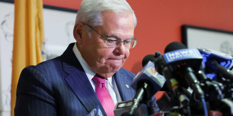 Ρόμπερτ Μενέντεζ: Οι πρώτες δηλώσεις μετά τη δίωξη για δωροδοκία – «Δεν σκοπεύω να παραιτηθώ»