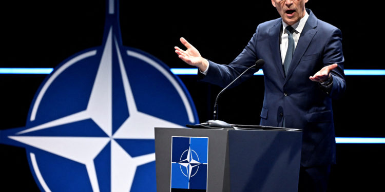 Στόλτενμπεργκ: Kαταδικάζει τη Χαμάς και καλεί το Ισραήλ να προστατεύσει τους αμάχους