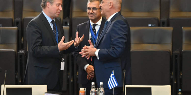 Δένδιας: Η Ελλάδα στηρίζει την ευρωατλαντική προοπτική της Ουκρανίας – Η συνάντηση με τον Ουμέροφ [pics]