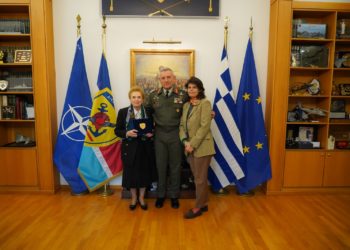 Ο Αρχηγός ΓΕΕΘΑ συναντήθηκε με την οικογένεια του αειμνήστου Αντιστρατήγου Σπυρίδωνα Μουστακλή [pics]