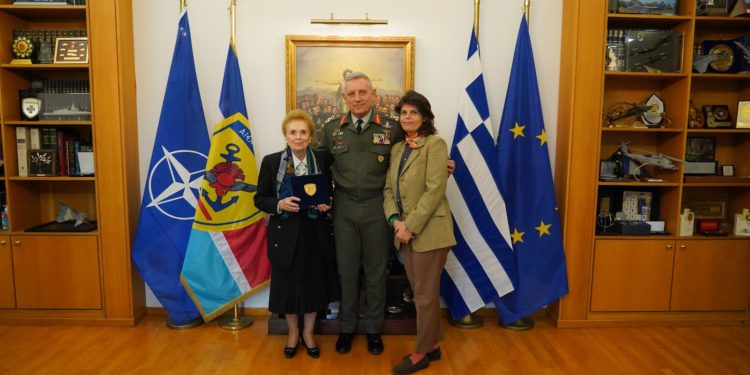 Ο Αρχηγός ΓΕΕΘΑ συναντήθηκε με την οικογένεια του αειμνήστου Αντιστρατήγου Σπυρίδωνα Μουστακλή [pics]