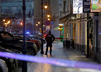 Τσεχία: Η αστυνομία περιπολεί σε σχολεία και δημόσια κτίρια μετά την πολύνεκρη επίθεση στο Πανεπιστήμιο του Καρόλου