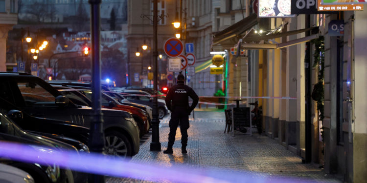 Τσεχία: Η αστυνομία περιπολεί σε σχολεία και δημόσια κτίρια μετά την πολύνεκρη επίθεση στο Πανεπιστήμιο του Καρόλου
