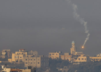 Ο ισραηλινός στρατός συνεχίζει να σφυροκοπά τη Λωρίδα της Γάζας