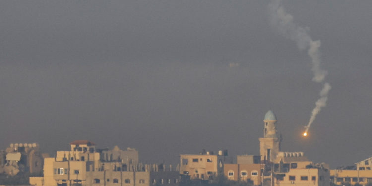 Ο ισραηλινός στρατός συνεχίζει να σφυροκοπά τη Λωρίδα της Γάζας