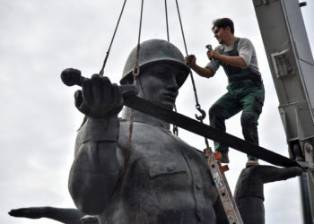 Λβιβ: Έγινε η πρώτη περιφέρεια της Ουκρανίας που αφαίρεσε όλα τα μνημεία της σοβιετικής εποχής