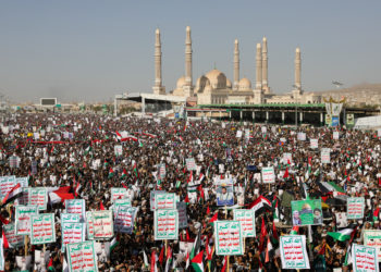 Υεμένη: Εκατοντάδες χιλιάδες διαδηλωτές στη Σαναά μετά τα αμερικανοβρετανικά πλήγματα εναντίον των Χούθι [pics,vids]