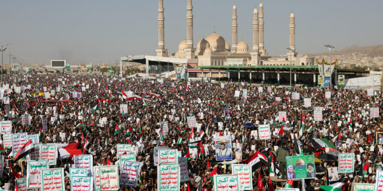Υεμένη: Εκατοντάδες χιλιάδες διαδηλωτές στη Σαναά μετά τα αμερικανοβρετανικά πλήγματα εναντίον των Χούθι [pics,vids]